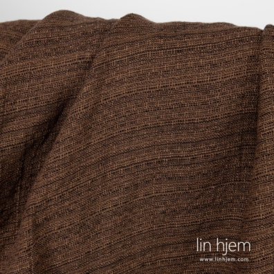 Vasket brunt mønstret linstoff.