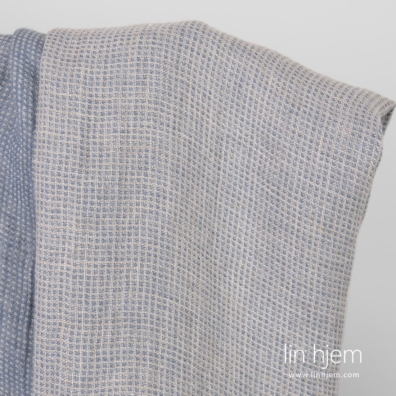 Grått mønstret lyseblått linstoff.
