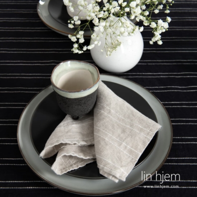 URBAN serviett i grå farge.