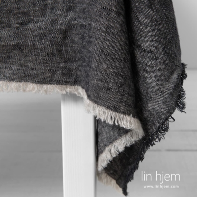 Svart duk av MANTIS kolleksjon.