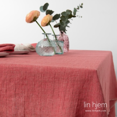 Rødaktig duk av MANTIS kolleksjon.