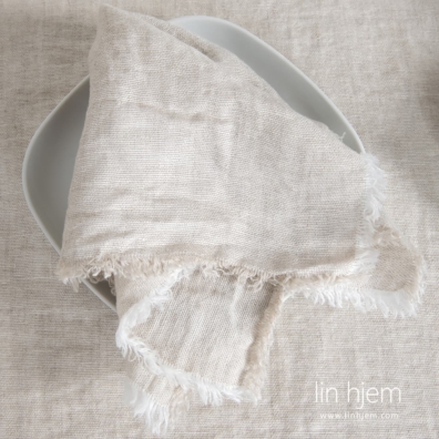 Serviett i lys grå.