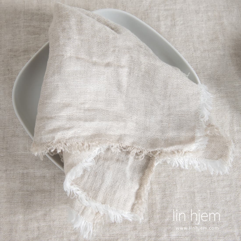 Serviett i lys gr&aring;.