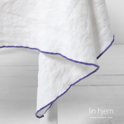 Duk med lilla kant, hvit.