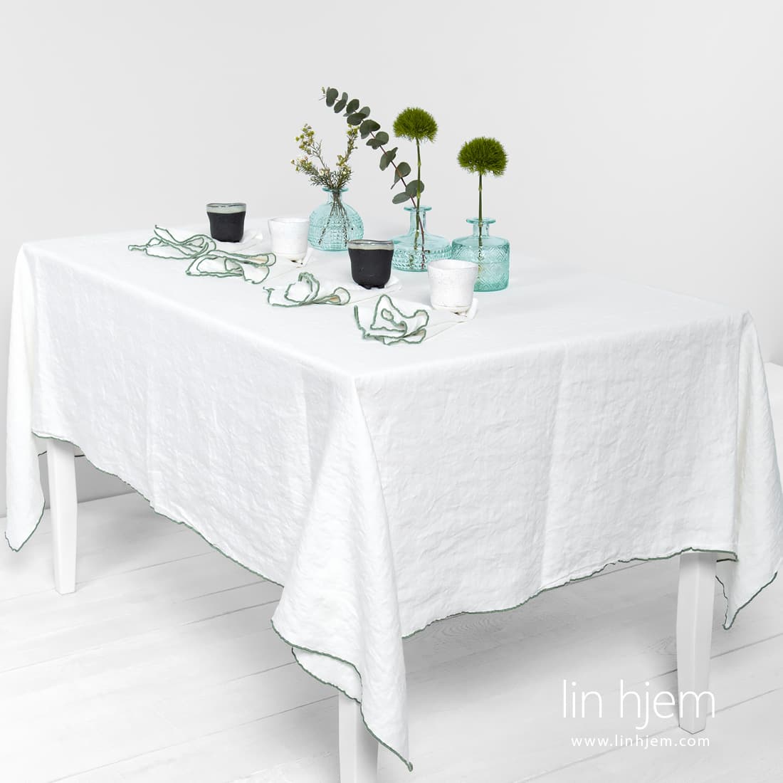 ARVO hvit linduk med grønn kant.