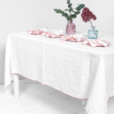 Hvit linduk med rødaktig kant.