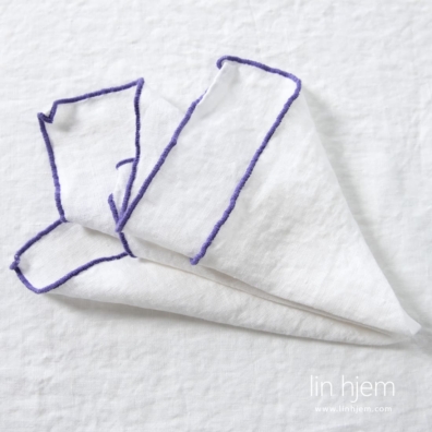 ARVO hvit linserviett med lilla kant.