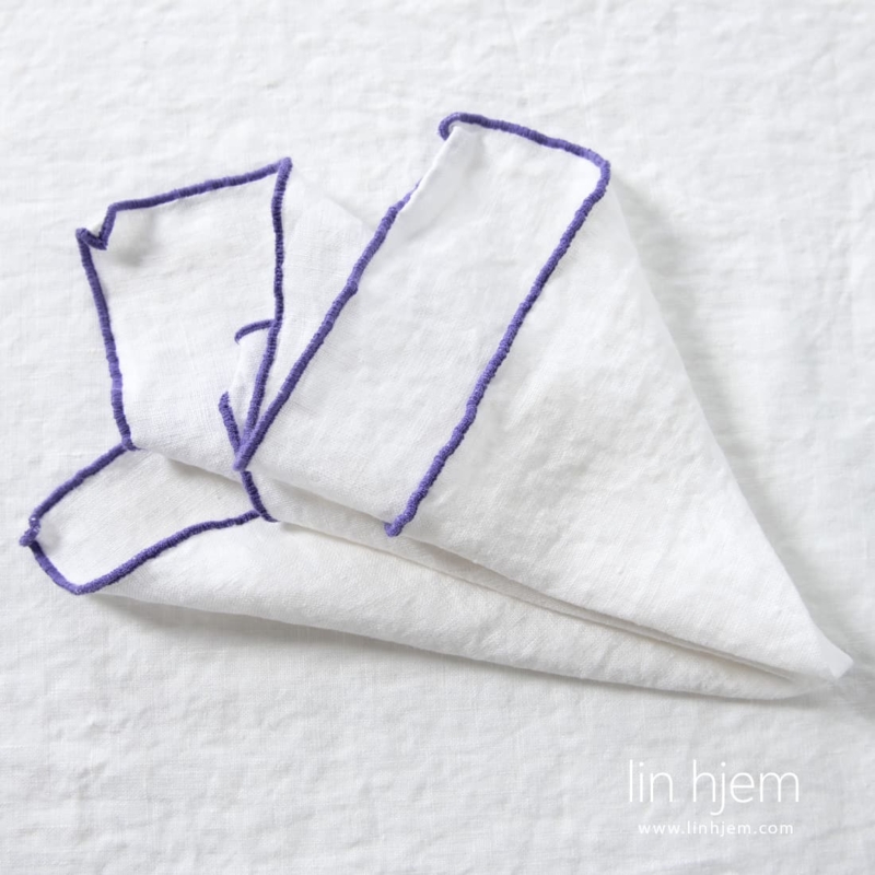 ARVO hvit linserviett med lilla kant.