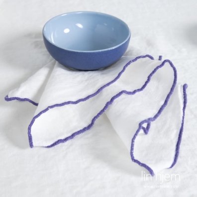 Hvit serviett av lin med lilla kant, ARVO.