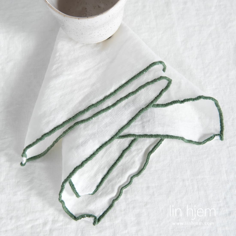 ARVO hvit linserviett med gr&oslash;nn kant.