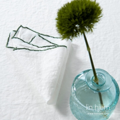 Hvit/grønn serviett av 100% linstoff, ARVO.