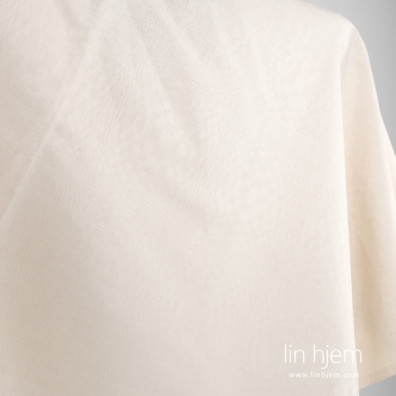 Halvlin stoff i gulaktig farge, rutete.