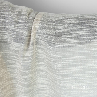 Halvlin stoff i striper, grått.