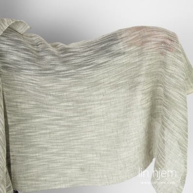 Grått halvlin stoff i hvite striper.