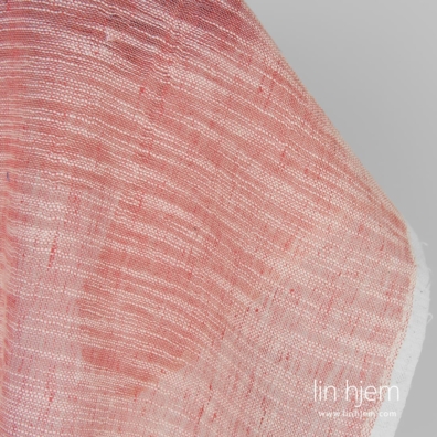 Lin-bomulls stoff i striper, rødaktig.