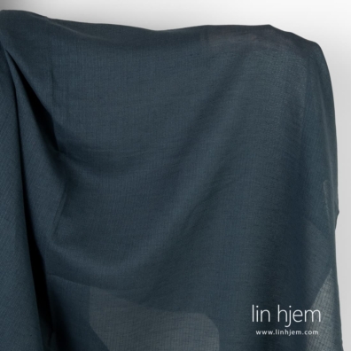 Gjennomsiktig stripete mørkeblått halvlin stoff.