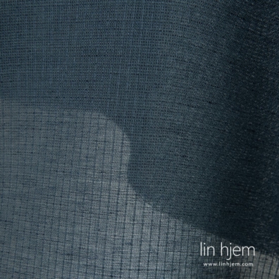 Mørkeblått gjennomsiktig halvlin stoff.