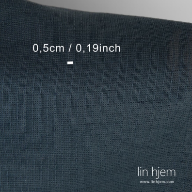 Stripete mørkeblått halvlin stoff, gjennomsiktig.