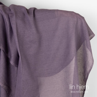 Gjennomsiktig lilla stripete halvlin stoff.