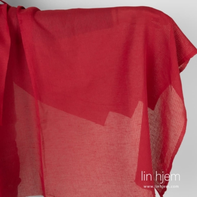 Gjennomsiktig rødt stripete halvlin stoff.