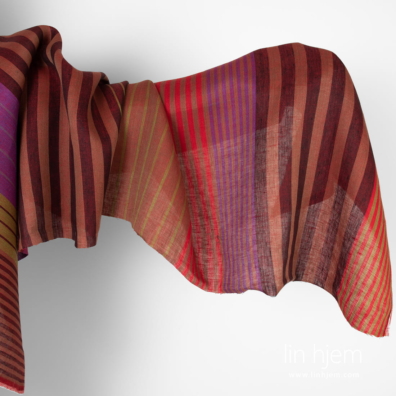 Mørkerødt gjennomsiktig linstoff med fargerike striper