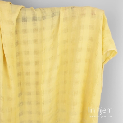 Gult gjennomsiktig linstoff i ruter