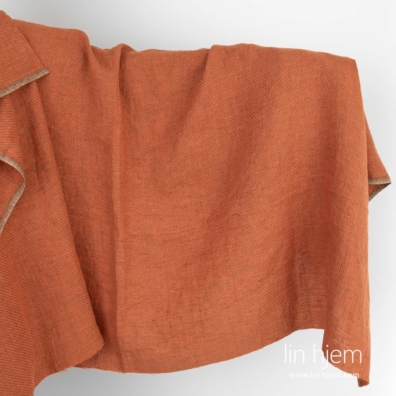 Vasket linstoff med oransje striper