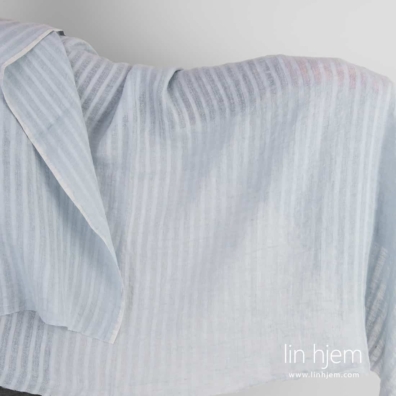 Vasket blått linstoff med gjennomsiktig striper