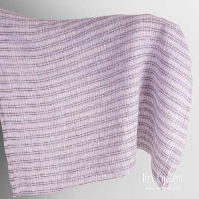 Vasket lilla linstoff i ruter