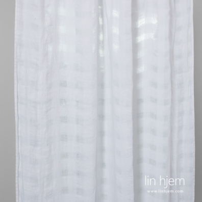 Knallhvit lingardin med tette og tynt vevde ruter