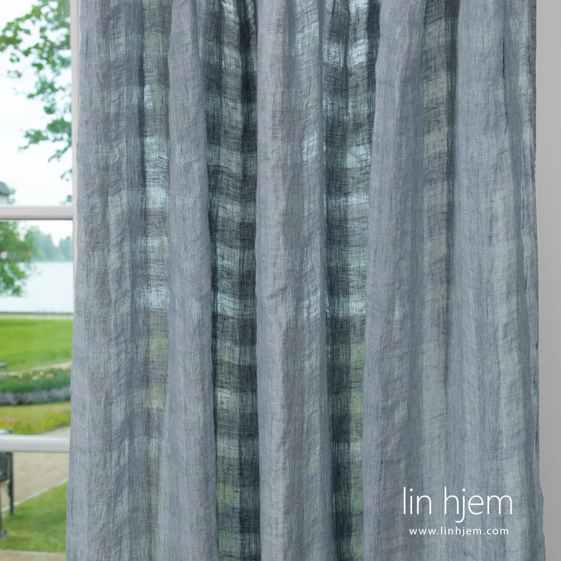 Blågrå lingardin med tette og tynt vevde ruter