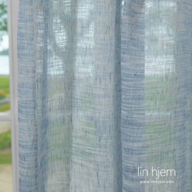 Farge: gråblå og hvite fancy garn, som gir dekorative ujevnheter og avbrudd i stoffet