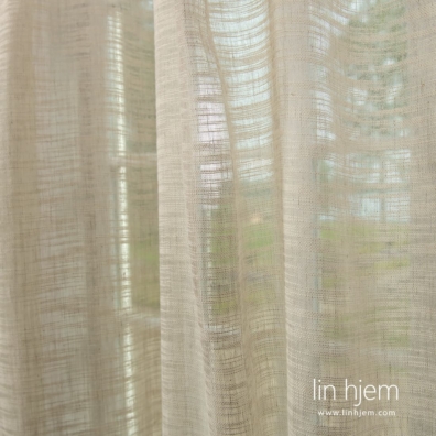 Farge: naturlig (ufarget) lin og hvitt fancy garn, som gir dekorative ujevnheter og avbrudd i stoffet