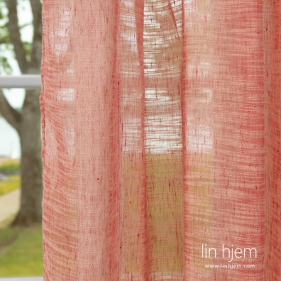 Farge: rosa og hvite fancy garn, som gir dekorative ujevnheter og avbrudd i stoffet