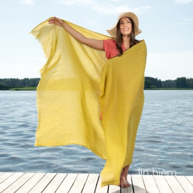 Halvlin gult strandhåndkle