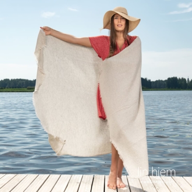 Halvlin gråmønstret strandhåndkle med 2cm frynser