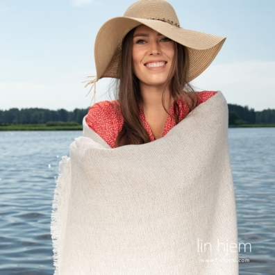 Halvlin gråmønstret strandhåndkle