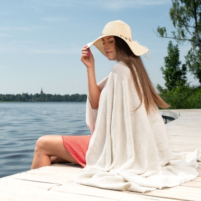 Farge: vevd melkehvit (gulhvit) og blågrått garn