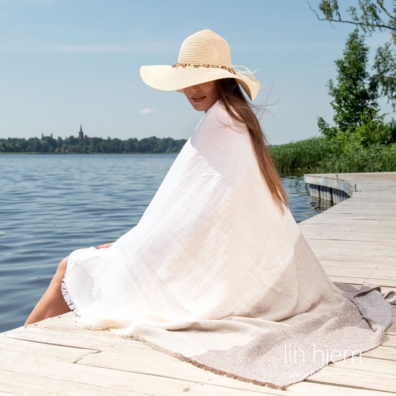 Farge: knallhvitt, lyst krem ​​(gulhvitt), brunt og gråbrunt garn er vevd