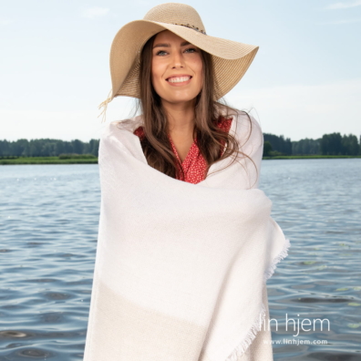 Halvlin grått strandhåndkle