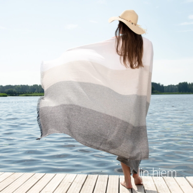 Farge: knallhvite, brungrå, mørkegrå og svarte garn er vevd