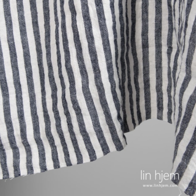 Farge: mørkeblått og hvitt