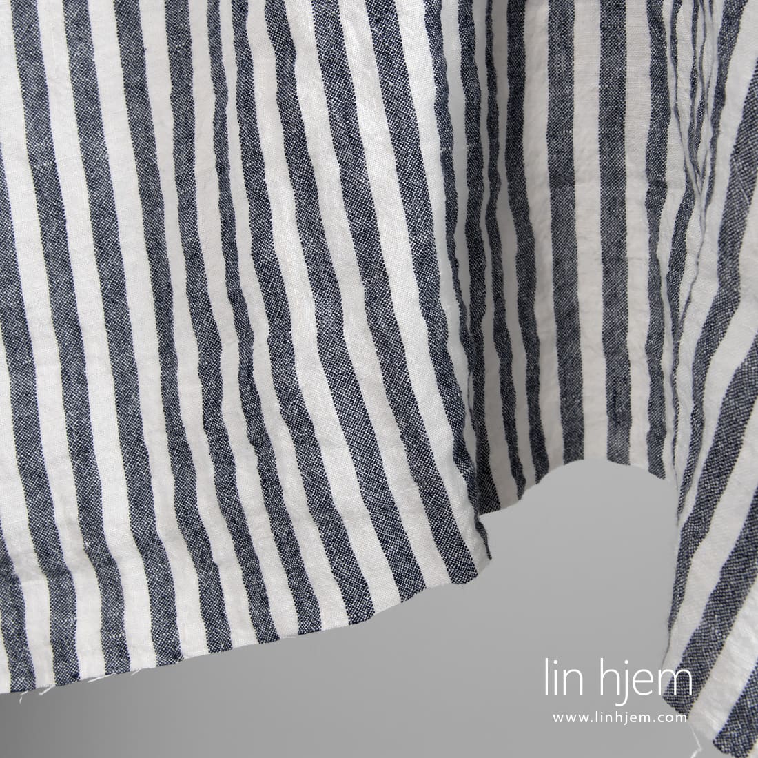 Farge: mørkeblått og hvitt