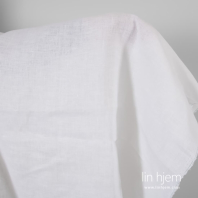 Knallhvitt linstoff til å sy klær og hjemmetekstiler