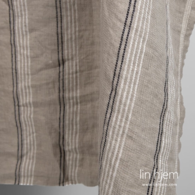 Farge: gråbrun, hvit og svart