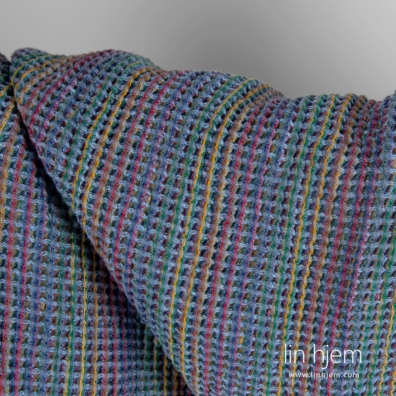 Farge: flere nyanser av blått, smaragdgrønt, sennepsgult, mørkebrunt og bringebær