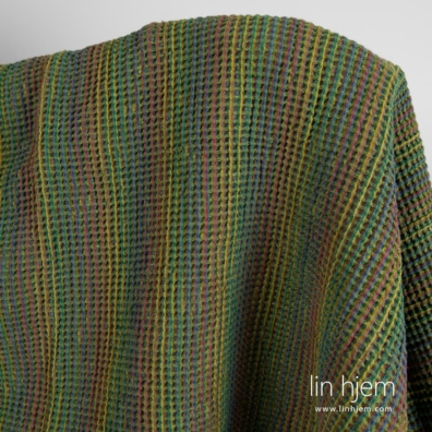 Farge: flere nyanser av grønt, mørkeblått, sennepsgult, mørkt brunt og bringebær