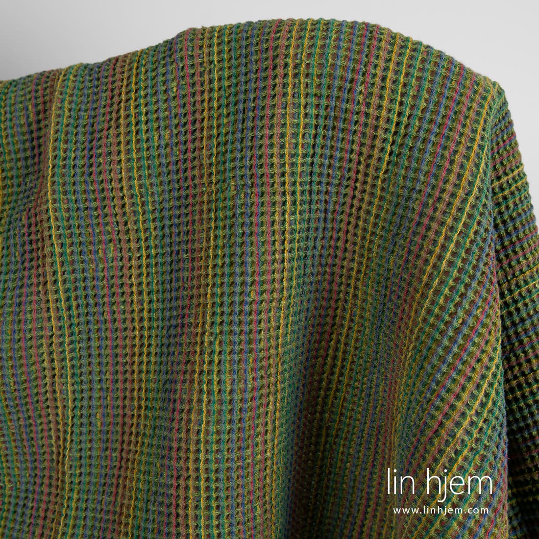 Farge: flere nyanser av grønt, mørkeblått, sennepsgult, mørkt brunt og bringebær