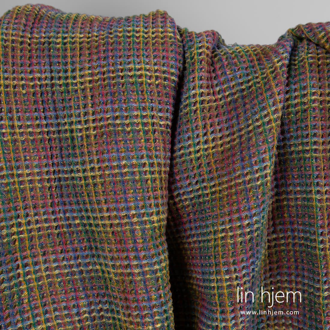 Farge: smaragdgrønn, mørkeblå, sennepsgul, mørk brun, grå, bringebær og lysegrønn