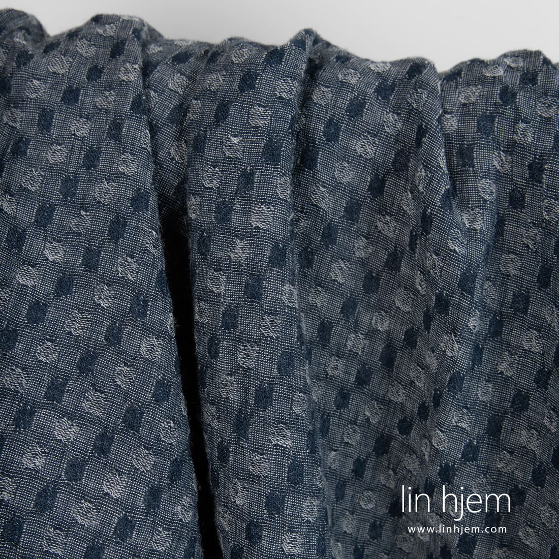 Farge: blålig svart og hvit